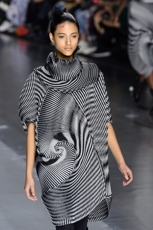 Issey Miyake turns pleats into optical illusions (Credit: Bertrand Guay / AFP)